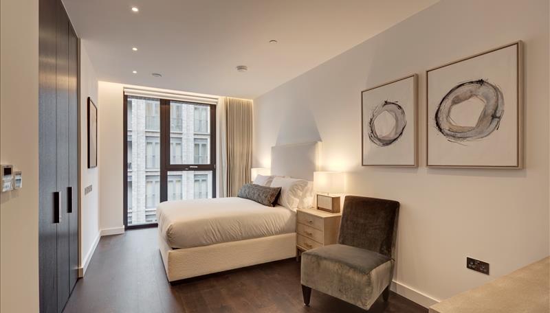 2 bed property in Charles Clowes Walk, London